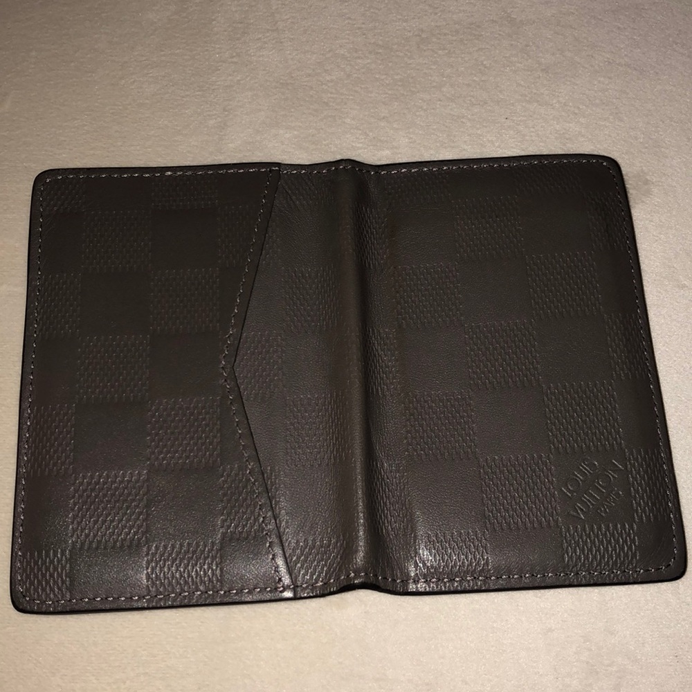 Louis Vuitton Men’s wallet. - Picture 2 of 5